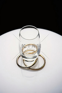 一个空酒杯，里面有四个结婚戒指