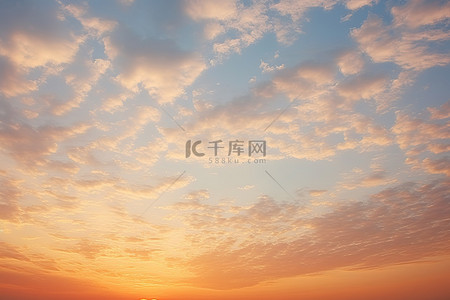 华为天空之境背景图片_美丽的大天空下美丽的日落，上面有云层