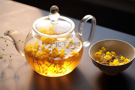 茶壶勺子和黄色的花朵