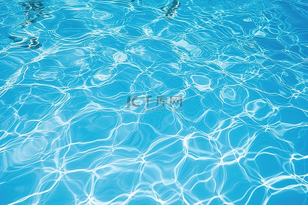 飘出来的花背景图片_一个漂亮的蓝色水池，充满了水从水面反射出来