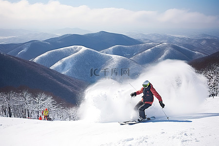 冬季山背景图片_在雪地滑雪