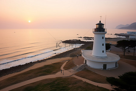 景背景图片_日出时在南部海滩建造的韩国灯塔