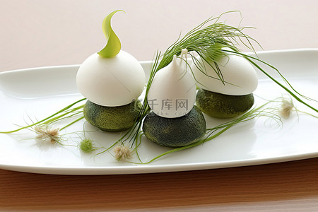 眼盘背景图片_白盘上的四个迷你绿眼蘑菇