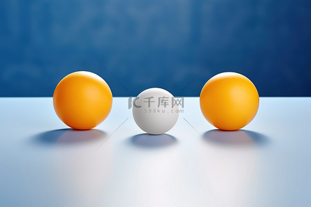 桌面上的三个橙色鸡蛋