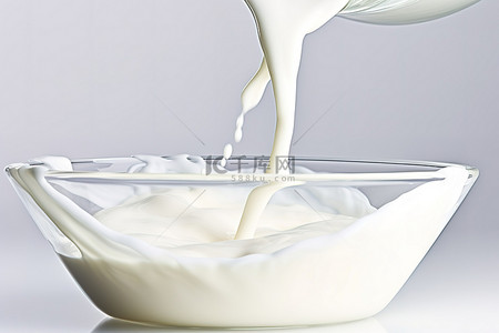 牛奶慢慢倒入玻璃碗中