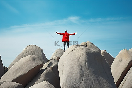 人攀登背景图片_登山者站在高高的岩石顶上