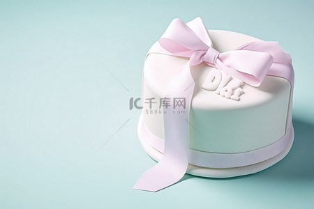 白色蛋糕上的蓝丝带，上面有白皮书签名的白色情人节标志