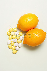 维生素C药片前面放一个柠檬和橙子