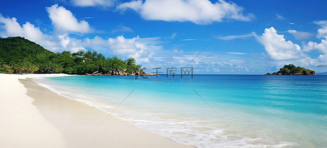 沙滩和海背景图片_白色的沙滩和清澈蔚蓝的海水