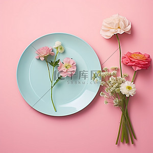 白盘子psd背景图片_粉红色的盘子和粉红色背景上的花朵