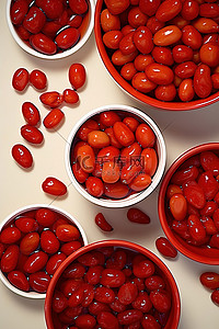 红色樱桃背景图片_几个碗，里面装满了红色和绿色的樱桃以及杏仁