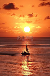 海上夕阳下的小船