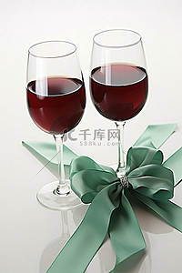 婚礼创意两杯带绿丝带的酒