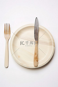 白色表面上的盘子和一把带叉子的刀的图像