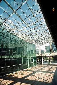 区域覆盖背景图片_办公楼中被玻璃覆盖的区域