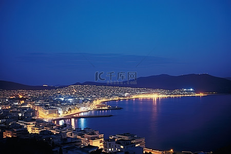 夜间的雅典城，远处是蓝色的大海