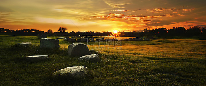 从有石头的草地上看日落