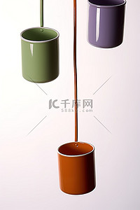 三个绿色紫色和橙色杯子悬浮在太空中