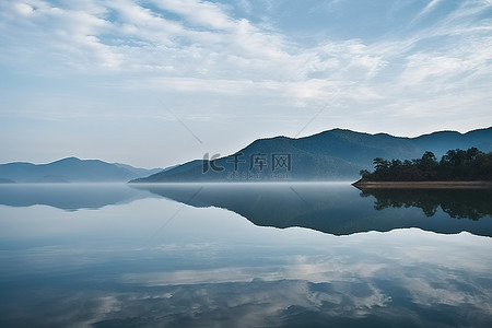 湖光山色背景图片_中国的湖光山色