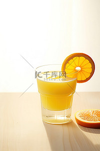 裂开背景图片_木桌上的橙色鸡尾酒，上面有裂开的橙色