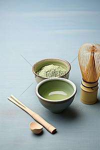 抹茶背景图片_抹茶放在木碗里，旁边是竹拂