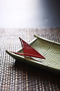 捆扎稻草背景图片_一艘有红色稻草的小船