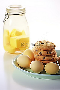 盘子上的饼干鸡蛋和水罐