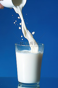 蓝色背景中，一个男人将牛奶倒入玻璃杯中