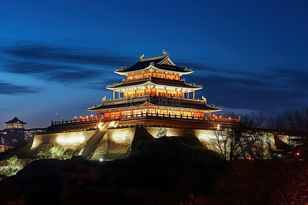 长安城门背景图片_山顶上的宫殿在夜晚灯火通明