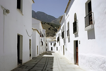 狭窄的白色街道，山谷中布满白色建筑