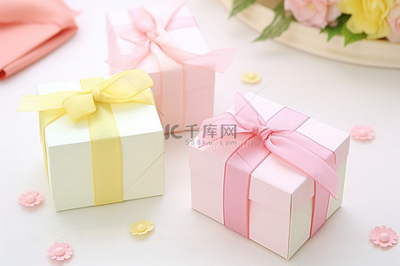 甜美粉色背景图片_两个带黄色丝带的甜美粉色盒子