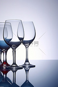 粘附的酒杯放置在表面上的其他玻璃器皿中