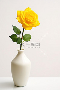 白色花瓶里的黄玫瑰