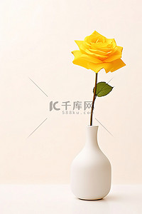 一朵黄玫瑰插在白色表面的白色花瓶里
