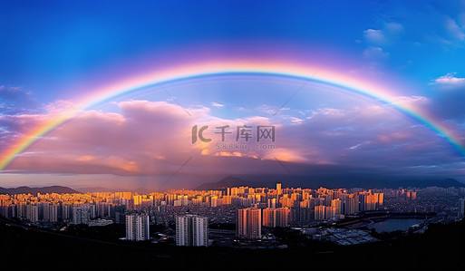 漂浮的城市背景图片_双彩虹漂浮在城市背景之上