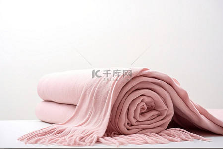 躺在白色背景下的粉红色毯子