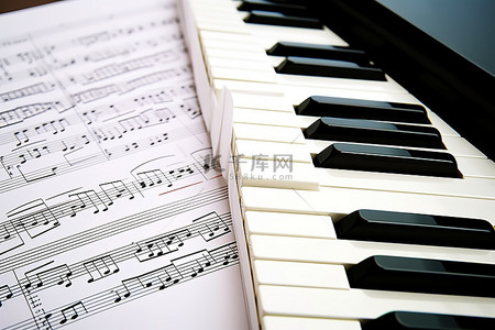 乐谱和钢琴键盘的图片