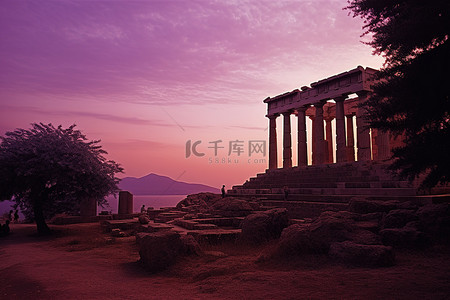 紫色的光芒背景图片_赫菲斯托斯神庙的废墟被紫色的光芒照亮