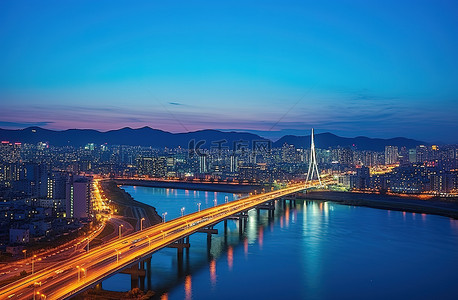 黄昏时分的城市，灯光和交通 韩国
