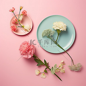 白盘子psd背景图片_粉红色的盘子和粉红色背景上的花朵