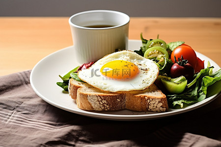 猪肝菠菜背景图片_一盘面包配菠菜胡萝卜煎鸡蛋牛奶和咖啡