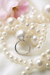 结婚订婚戒指和珍珠坐在白色蕾丝上