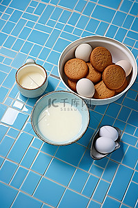 桌子上蓝色瓷砖上的饼干和鸡蛋