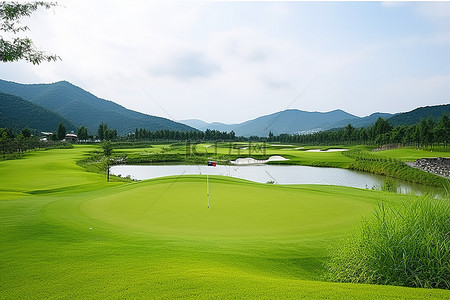 池塘背景图片_以湖泊和山脉为背景的高尔夫球场
