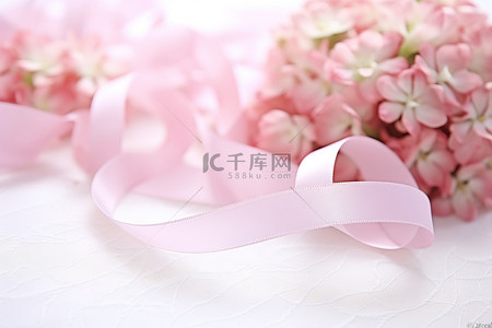 幸福的婚礼丝带与粉红色的花朵照片