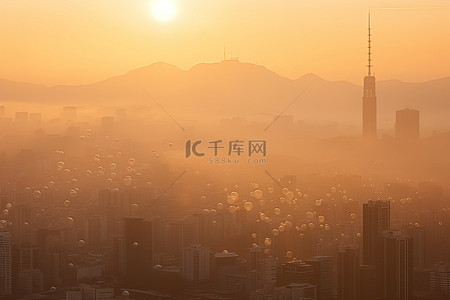 城市云彩背景图片_日出时的首尔市透过云彩