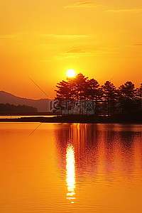 日落太阳升起在湖面上