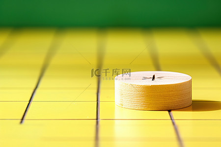 黄色瓷砖上的一块木制圆形木头