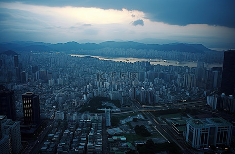 阴天背景图片_在阴天，一座城市看到了太阳