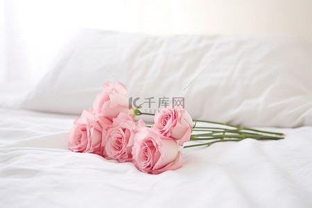 白色床上的粉红玫瑰